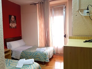 Twin Room, Balcony | 5 bedrooms, desk, free WiFi, bed sheets - Hostal Padre Isla 1 (León)