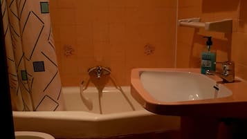 Habitación con 2 camas individuales, balcón | Baño | Secadora de cabello y toallas