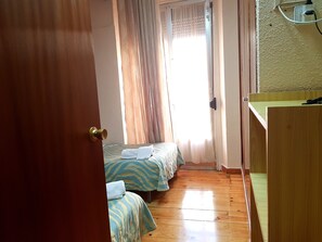Twin Room, Balcony | 5 bedrooms, desk, free WiFi, bed sheets - Hostal Padre Isla 1 (León)