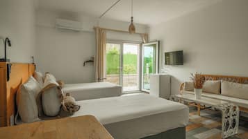 Deluxe Twin Room, 1 Bedroom | Premium bedding, desk, laptop workspace, blackout drapes