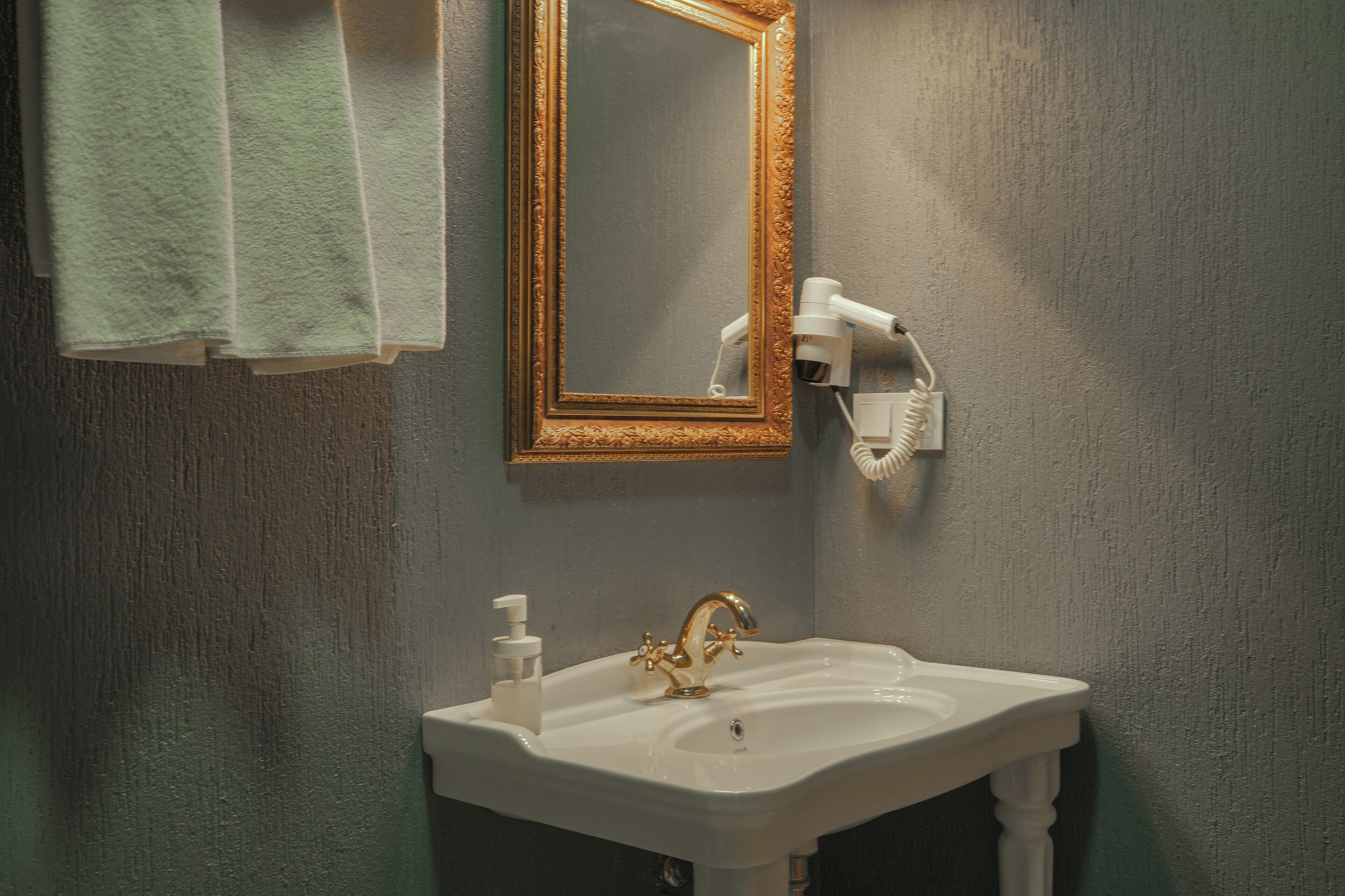 deluxe twin room, 1 bedroom | bathroom | shower, free toiletries, hair dryer, slippers