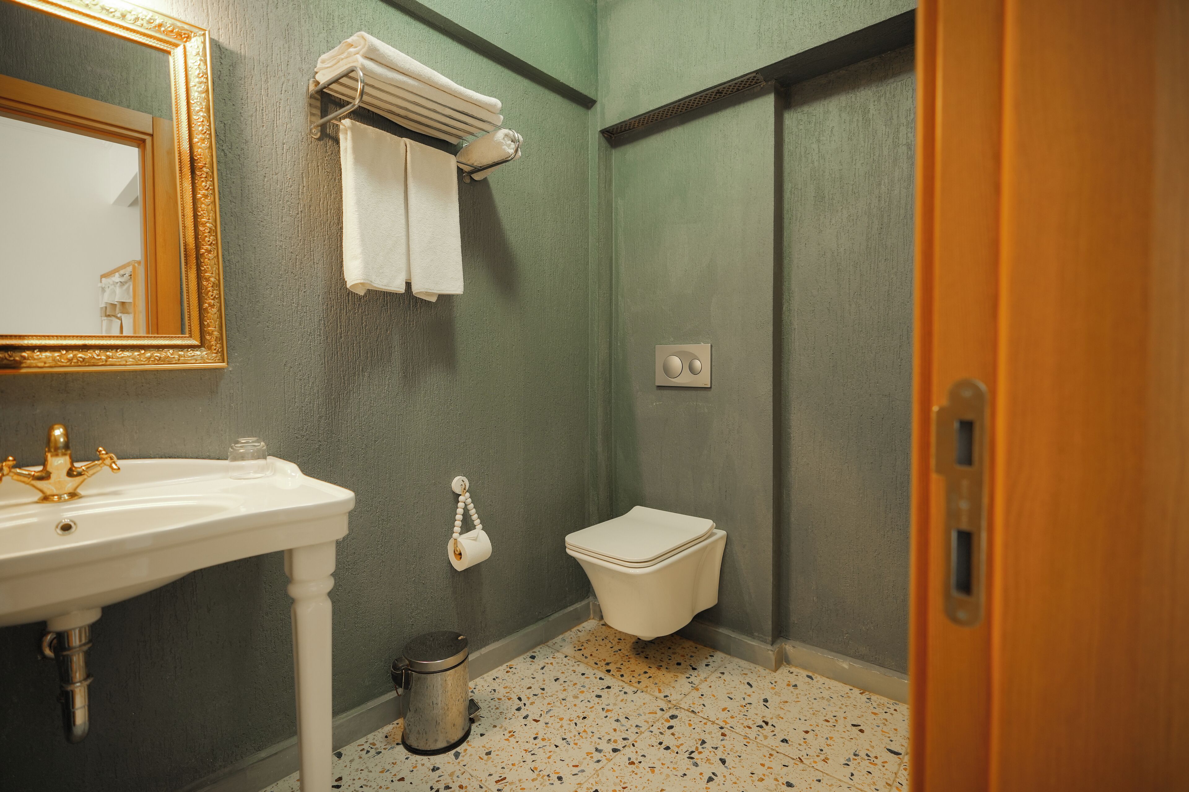 deluxe twin room, 1 bedroom | bathroom | shower, free toiletries, hair dryer, slippers