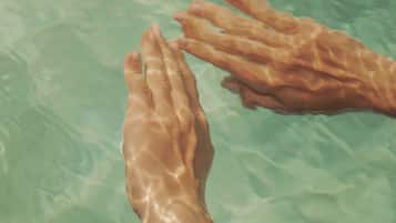 Utomhuspool, parasoller och solstolar