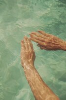 Piscina externa, guarda-sóis, espreguiçadeiras