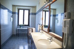 4 人部屋 | バスルーム | シャワー、レインフォールシャワー、バスアメニティ (無料)、ヘアドライヤー