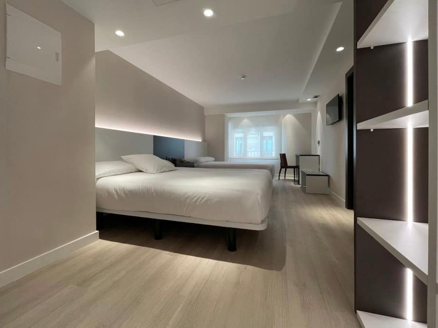 Tremannsrom – familie | Skrivebord, skrivebord for bærbar PC, blendingsgardiner og lydisolert