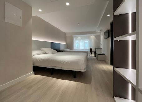 Escritorio, espacio para trabajar con laptop y cortinas blackout