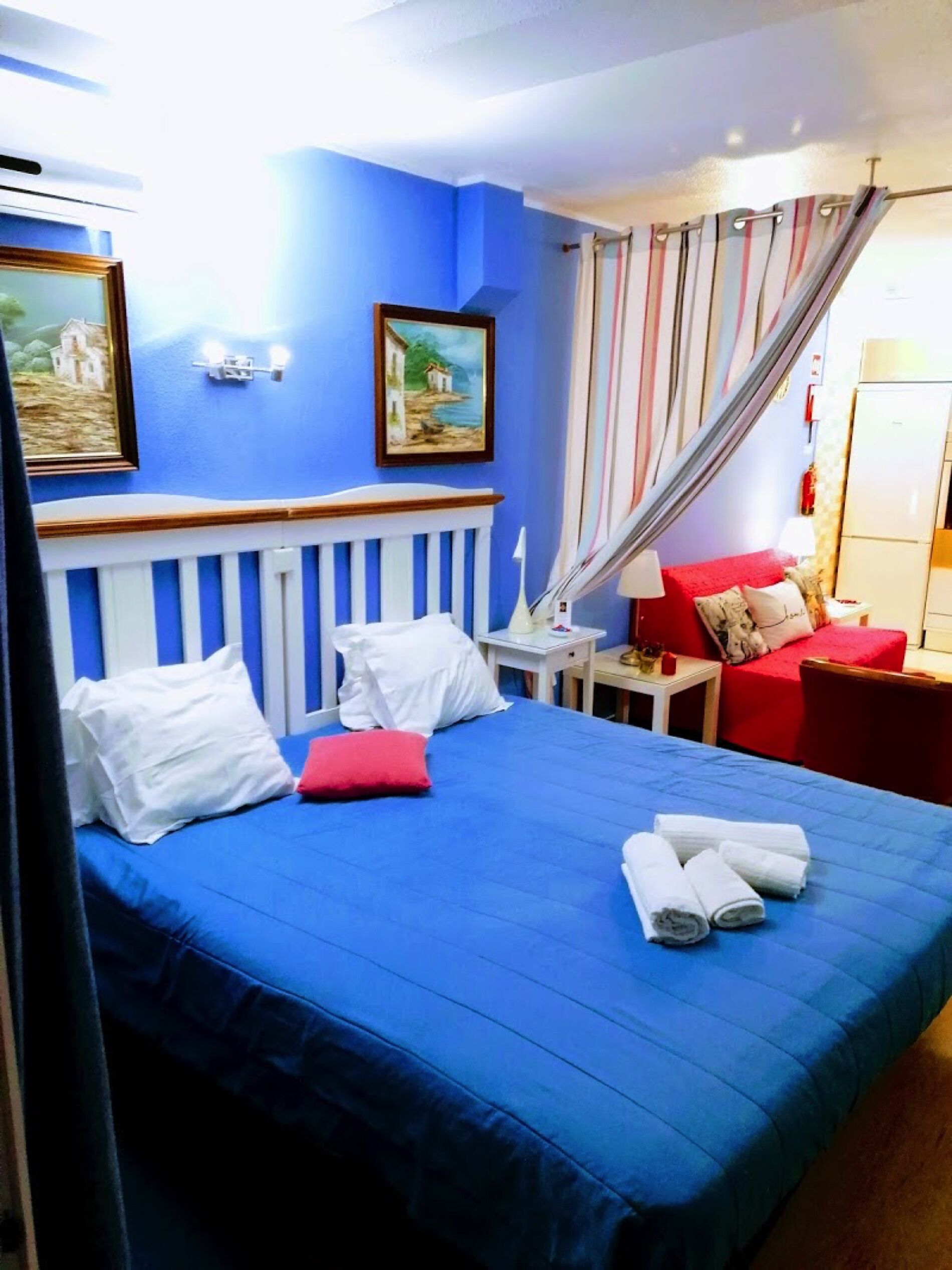 خزنة داخل الغرفة ومكواة/لوح كي وأسرّة أطفال/رضّع (مجانًا)