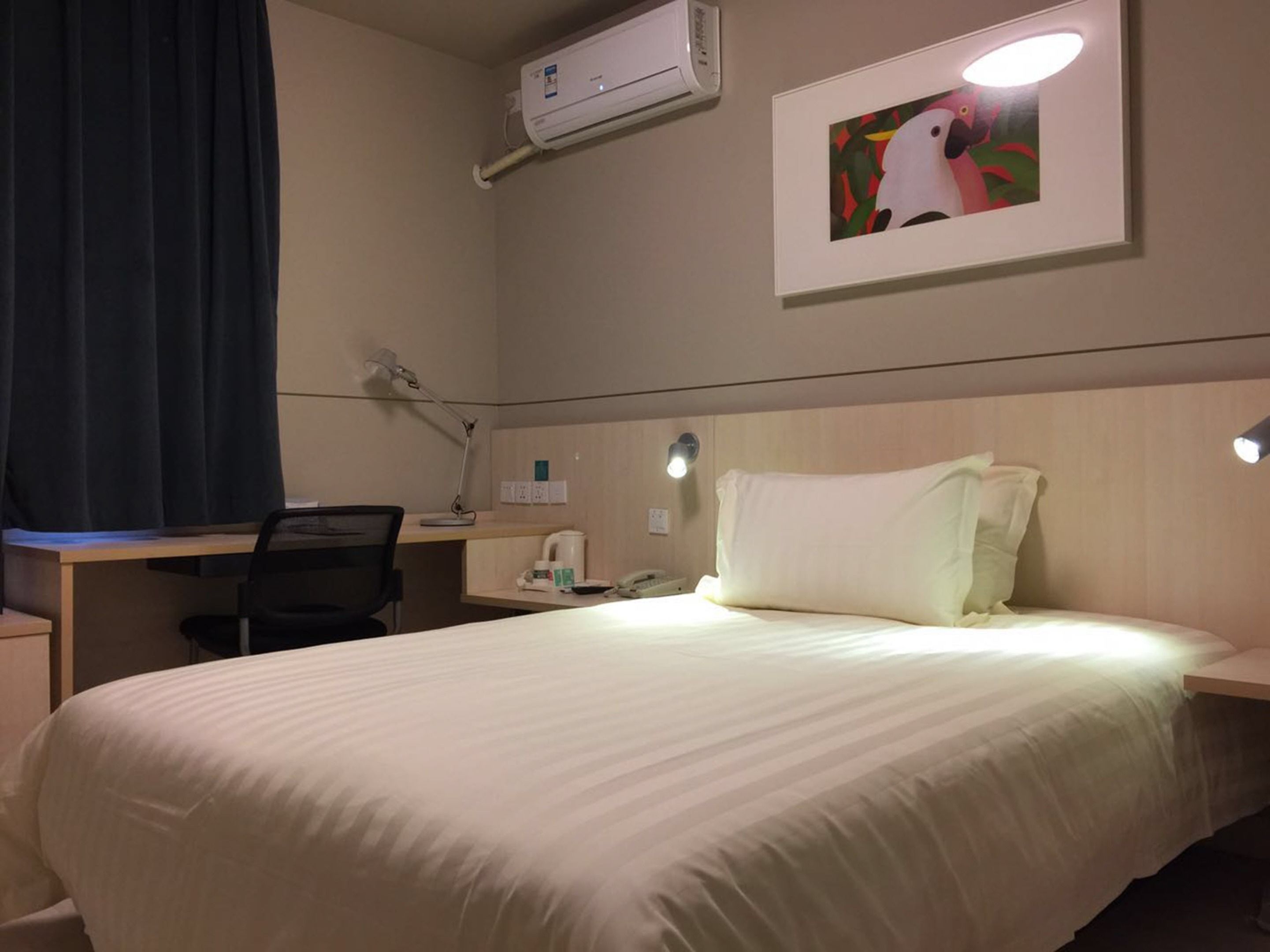 free wifi, bed sheets