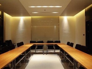 A conference room with a long table, chairs, and a projection screen. - Jinjiang Inn Select Shanghai Chuansha Subway Station (Shanghai)
