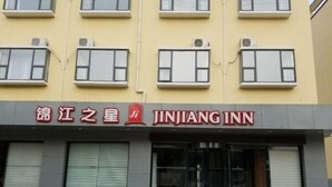 Ein Gebäude mit einem Schild für Jinjiang Inn.