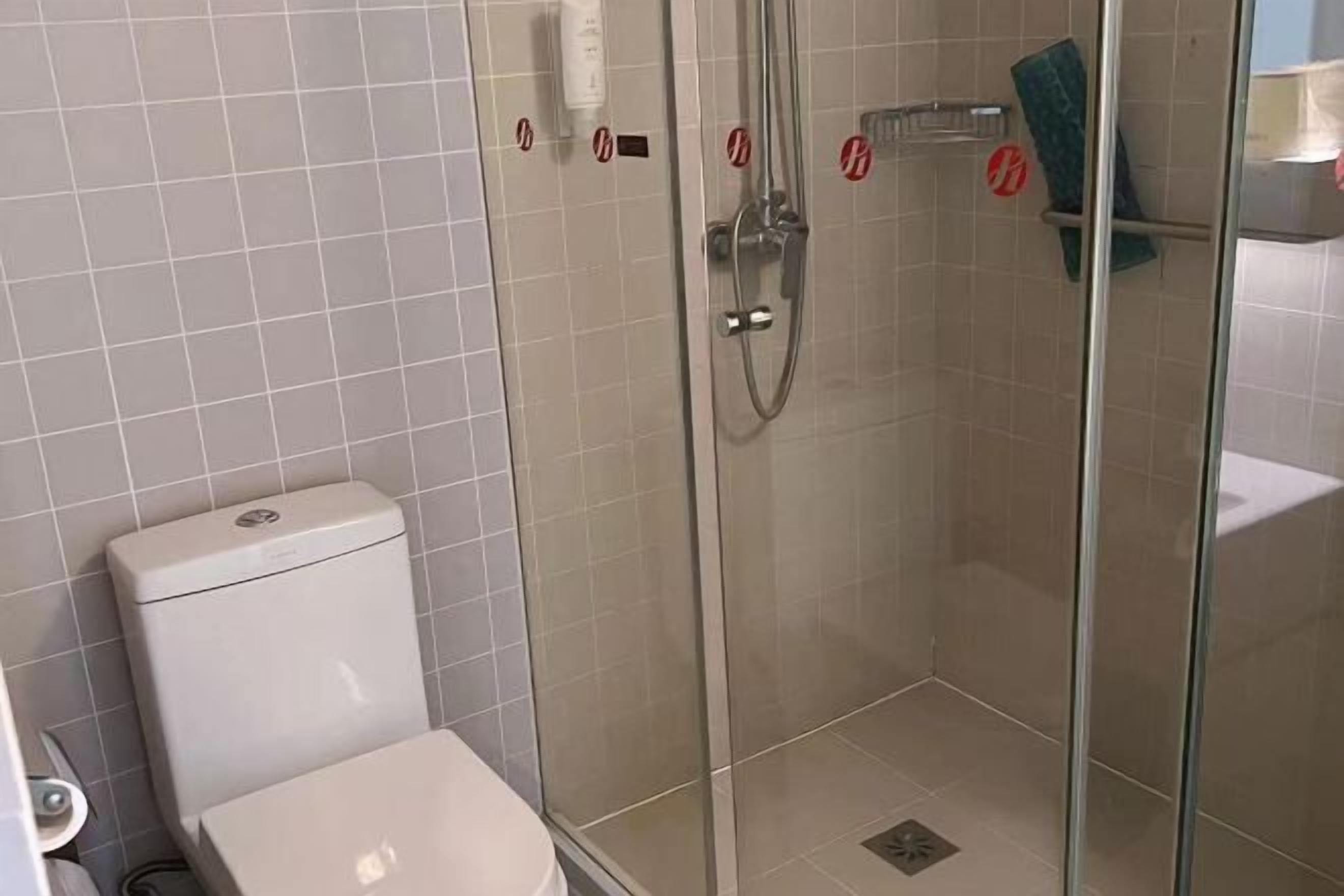 Suihku, ilmaiset hygieniatuotteet, pyyhkeet