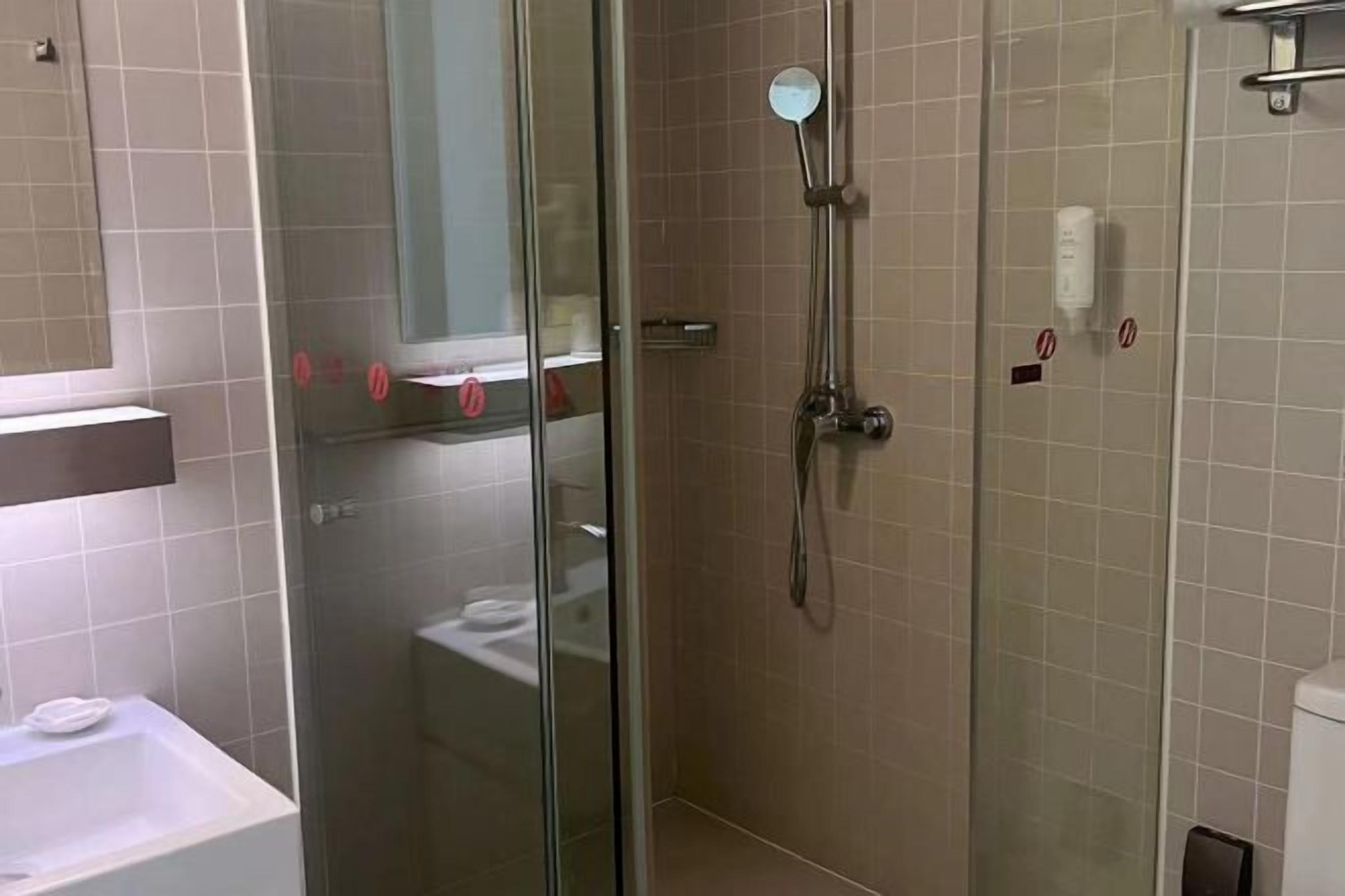 Suihku, ilmaiset hygieniatuotteet, pyyhkeet