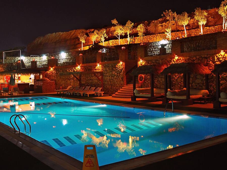 Utendørsbasseng, bassengparasoller og solsenger