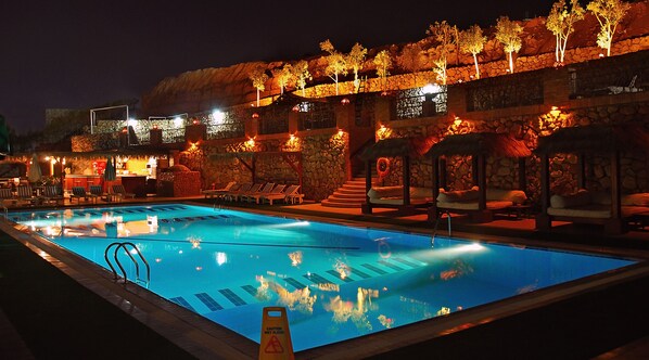 Outdoor pool, pool umbrellas, pool loungers - Naama Blue hotel (Sharm El Sheikh)
