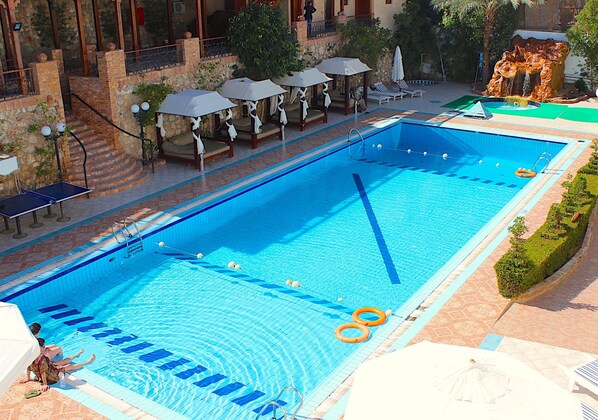 Outdoor pool, pool umbrellas, sun loungers - Naama Blue hotel (Sharm El Sheikh)