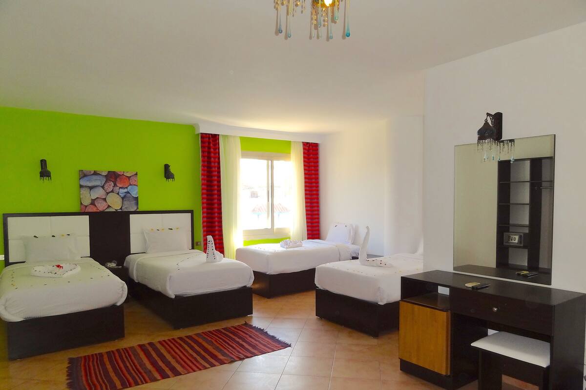 Comfort Quadruple Room | 1 soverom, safe på rommet, strykejern/-brett og sengetøy