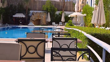 Breakfast, lunch, dinner served; international cuisine