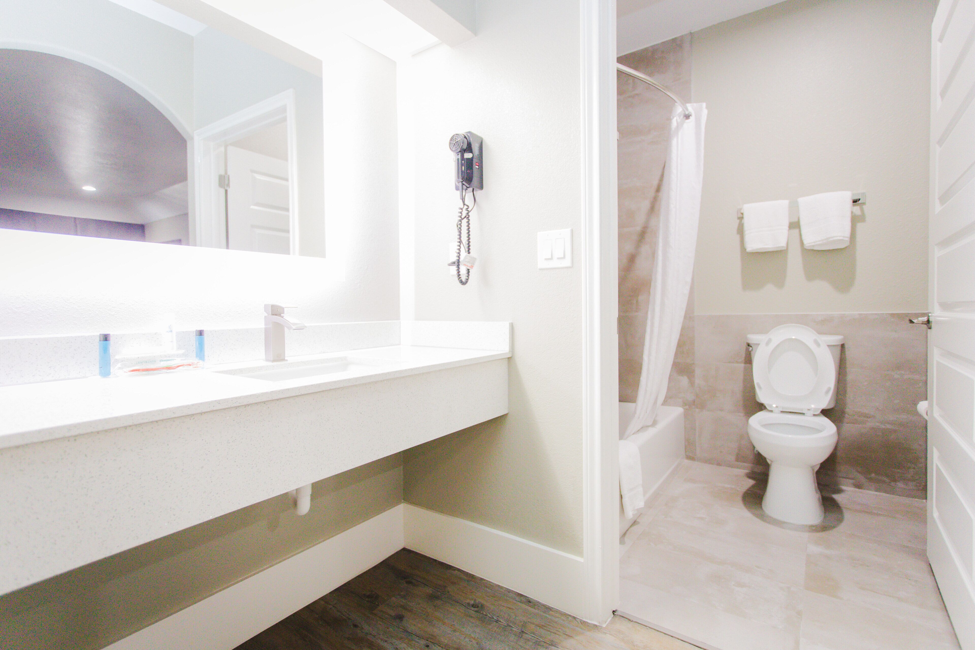 Bathtub, towels