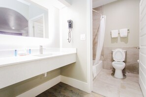 Bathtub, towels - Palace Inn Beltway 8 & Westview (Houston)