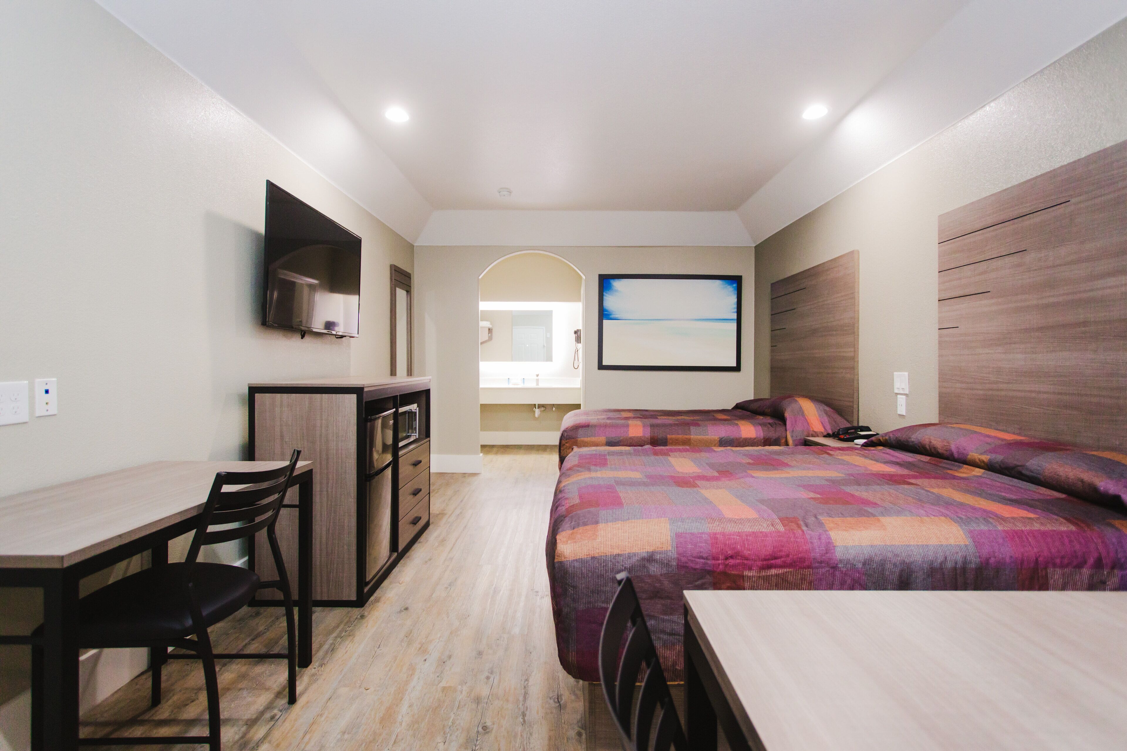 Escritorio, wifi gratis y ropa de cama 