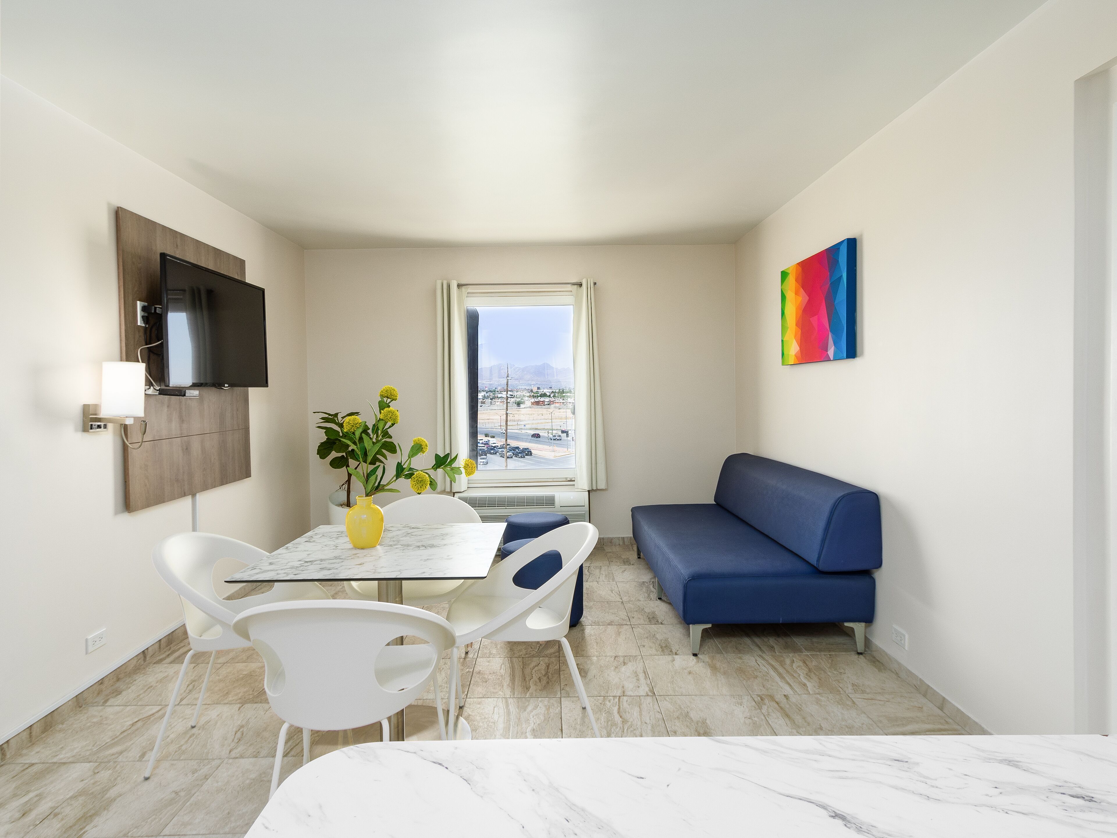 Junior-Suite, 1 King-Bett und Schlafsofa | Wohnbereich | 46-Zoll-Flachbildfernseher mit Kabelempfang, Fernseher