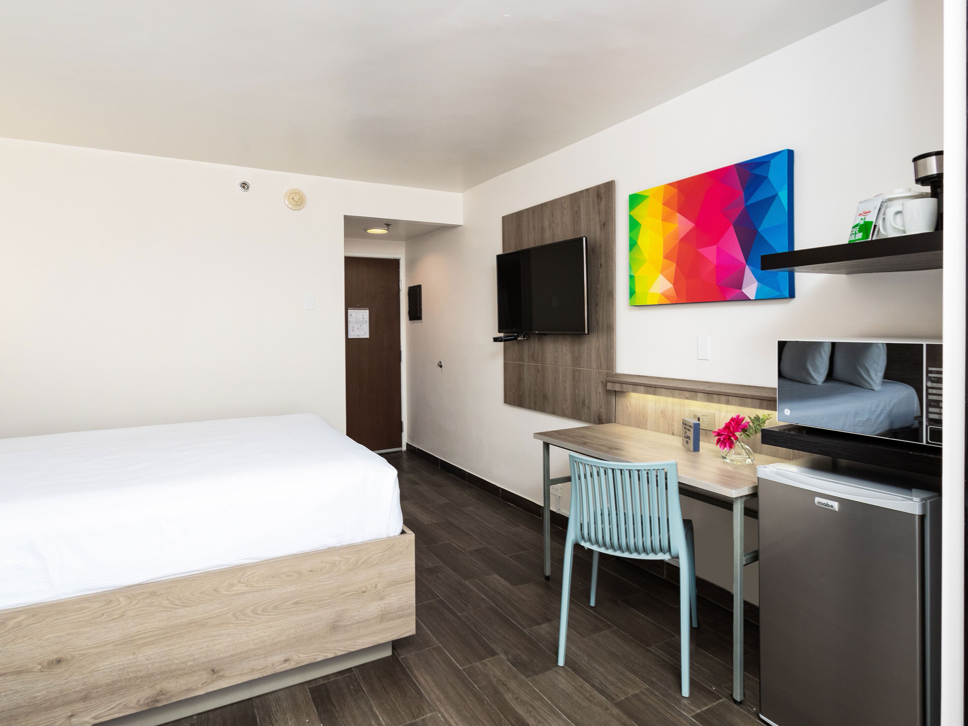 standard room (1 queen bed) | 1 bedroom, minibar, in-room safe, desk