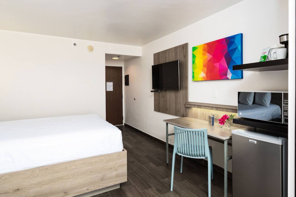 standard room (1 queen bed) | 1 bedroom, minibar, in-room safe, desk