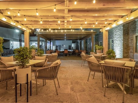 Terraza o patio. Hotel Mesaluna Near American Consulate