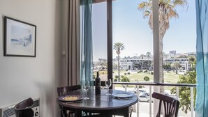 Studio, vue jardin | Restauration dans la chambre