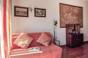 Apartamento, 1 quarto, vista para o jardim | Área de estar | TV de tela plana