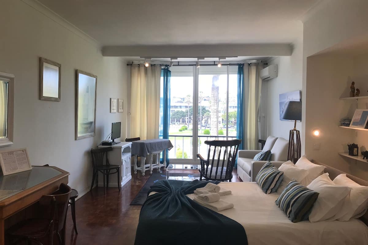 Studio, vue jardin | Coin séjour | Télévision à écran plat