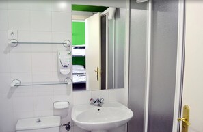 Shower, pengering rambut,  dan handuk