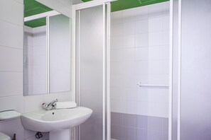 Shower, pengering rambut,  dan handuk