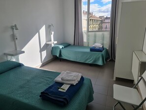 Twin Room | Free WiFi, bed sheets - El Patio de Chueca - Hostel (Madrid)