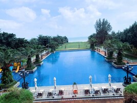 Alberca al aire libre, acceso de 09:00 a 22:00, y camastros 