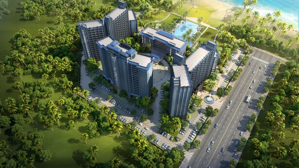 Un hôtel de grande hauteur, avec de nombreux étages, entouré d’une végétation luxuriante et donnant sur une plage.