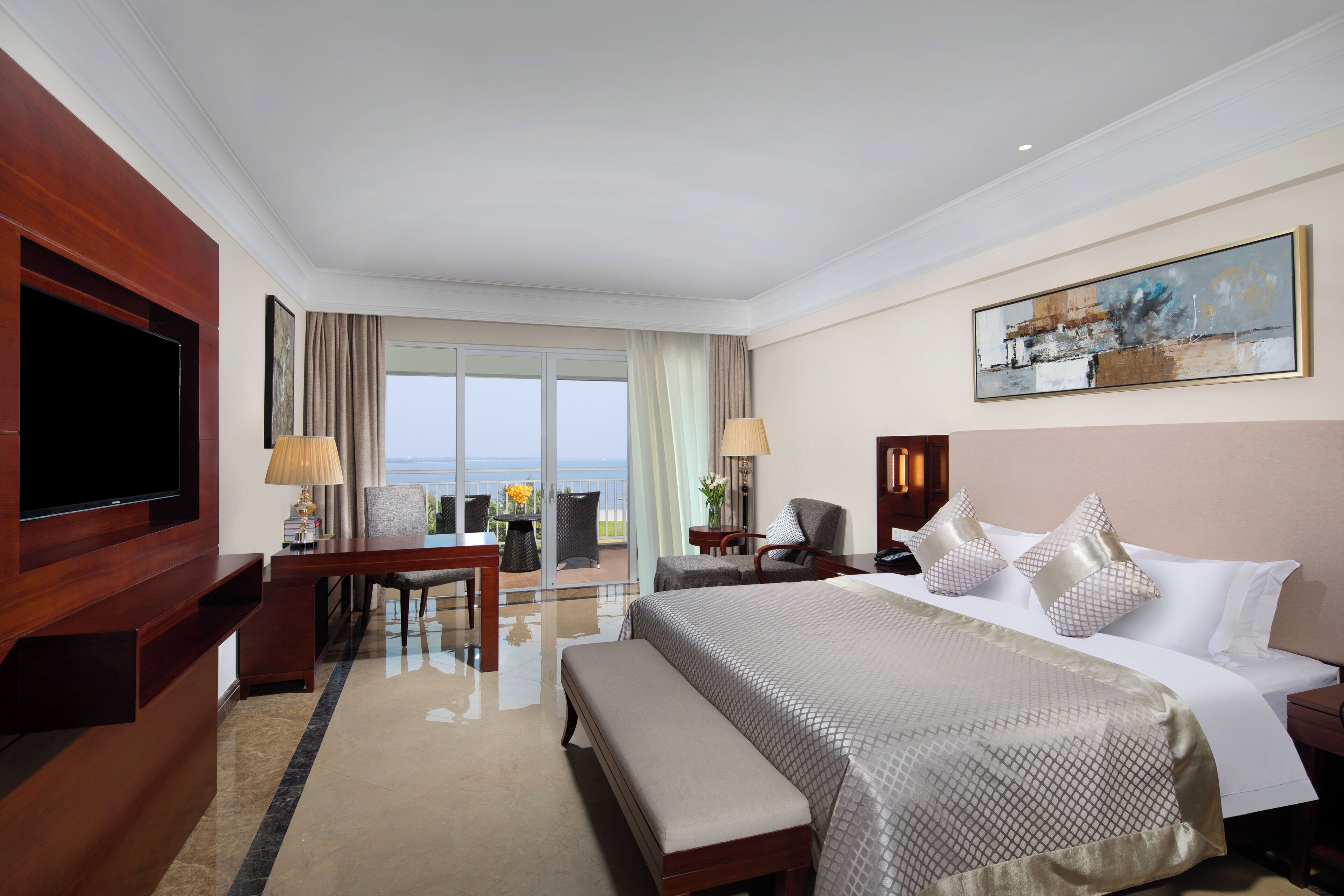 高級寢具、羽絨被、書桌、手提電腦工作空間