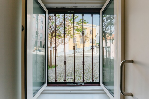 1 bedroom, desk, free WiFi, bed sheets - Rent4Rest Mouraria Lisbon Apartments (Lisbon)