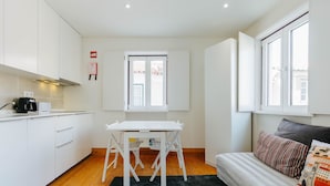 Duplex, 1 quarto, cozinha americana | Sala de estar | TV de tela plana