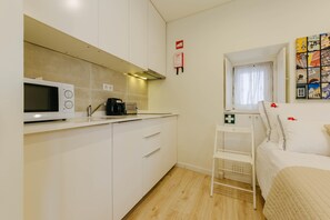 Economy-Studio, 1 Doppelbett, Kochnische | Eigene Kochnische | Kühlschrank, Mikrowelle, Herdplatte, Wasserkocher mit Kaffee-/Teezubehör