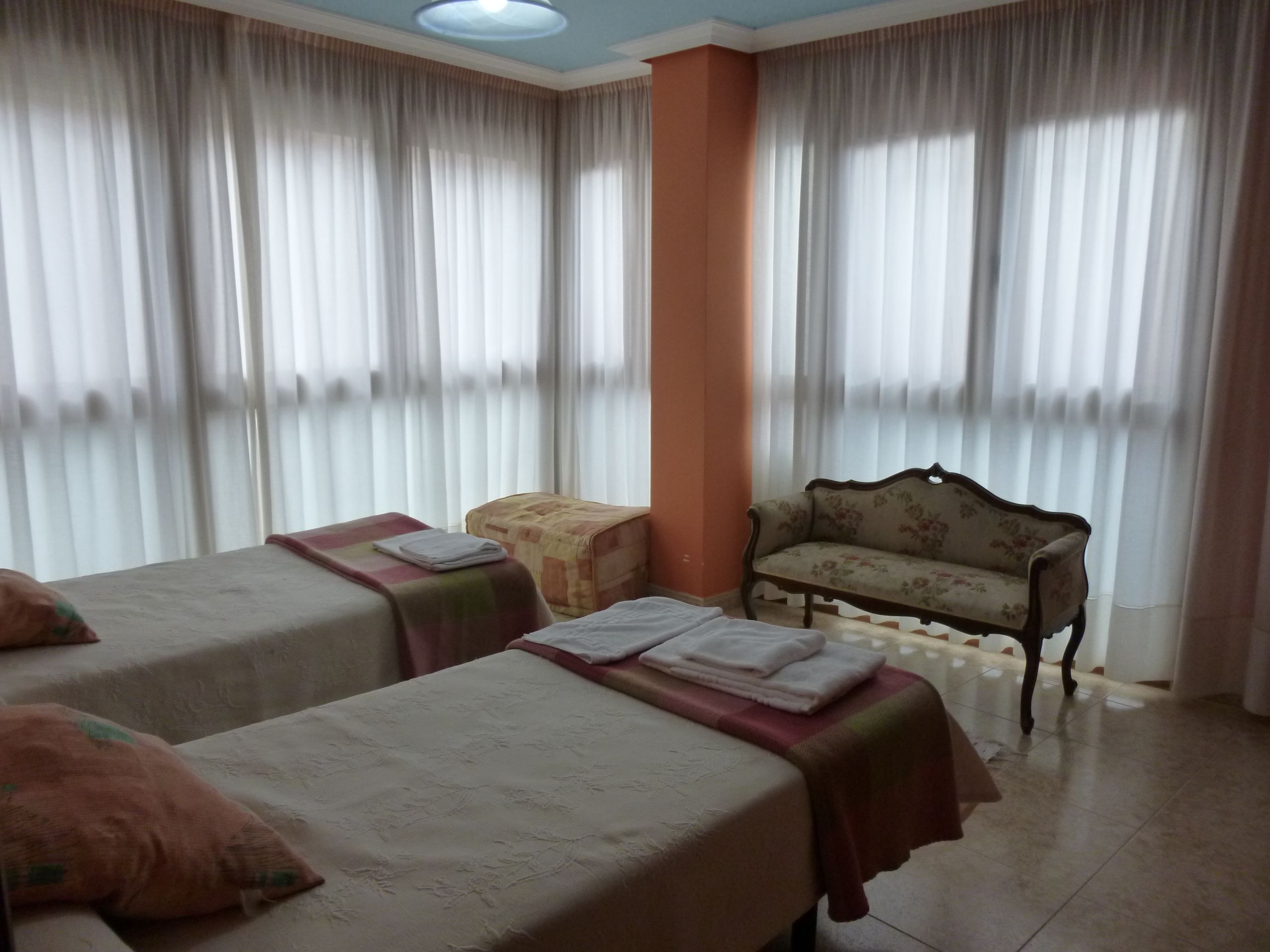 Neljän hengen huone, yhdistettäviä huoneita | Äänieristys, vauvansängyt, lisävuoteet, ilmainen Wi-Fi