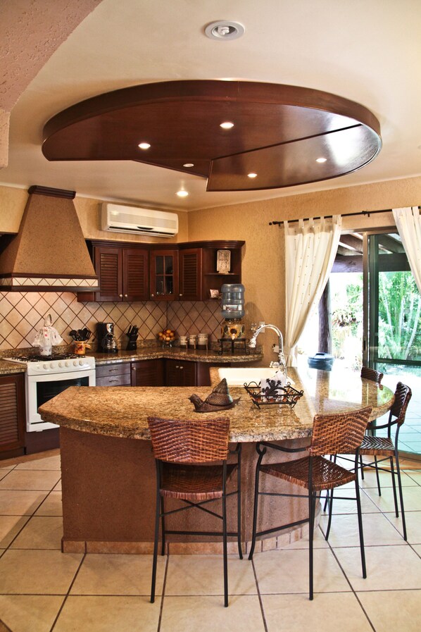 Casa de ciudad exclusiva, 3 habitaciones, vista al campo de golf | Cocina privada | Refrigerador, microondas, horno y parrilla de estufa 