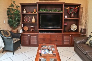 Casa de ciudad exclusiva, 3 habitaciones, vista al campo de golf | Área de sala de estar | Televisión y reproductor de DVD 