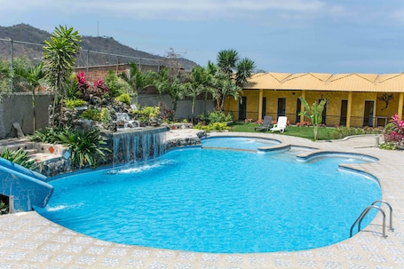 Una piscina al aire libre. Tuzco Lodge