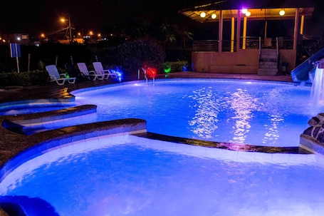 Una piscina al aire libre