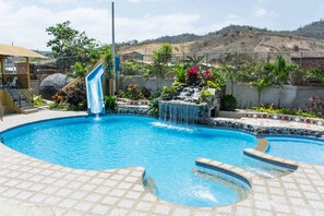 Una piscina al aire libre