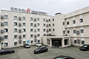 A multi-story building with a parking lot in front. - Jinjiang Inn (Linhai Chonghemen) (TAIZHOU)