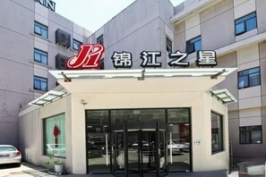 A building with a sign that reads '锦江之星' and a logo with a red 'J' and a black 'H'. - Jinjiang Inn (Linhai Chonghemen) (TAIZHOU)