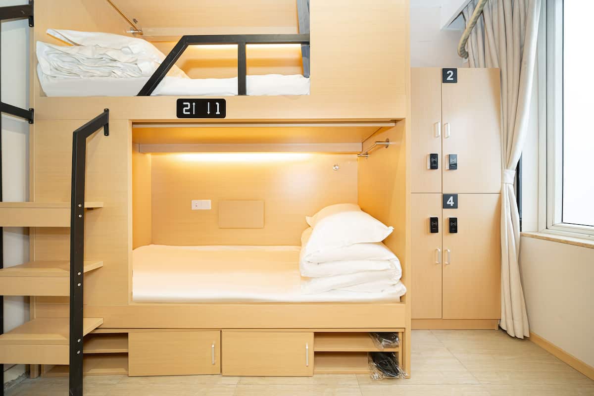 ベーシック 4 人部屋 | WiFi (無料)、ベッドシーツ